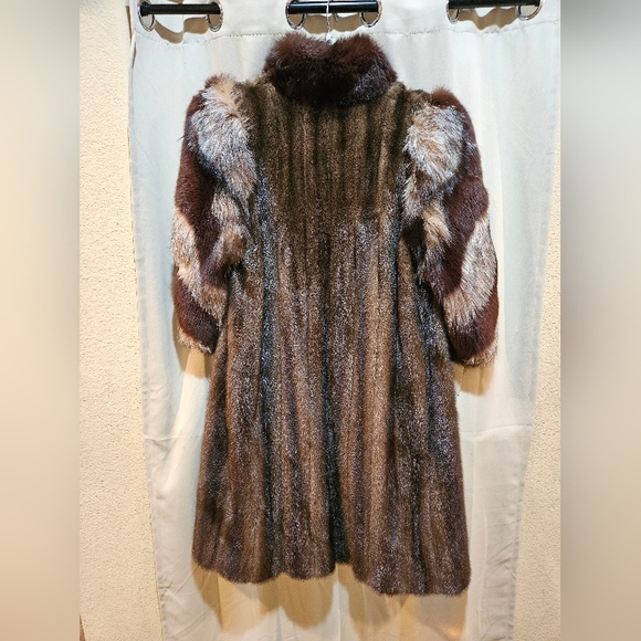 Luxurious Mahogany Mink Fur Coat with Crystal Fox Trim - Picture 6 of 7